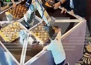 Robot rompe dito a bimbo durante partita scacchi (screen Twitter)
