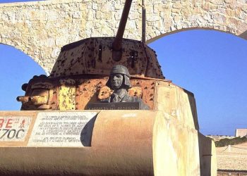El Alamein (Egitto), monumento al carrista della Folgore (LaPresse)