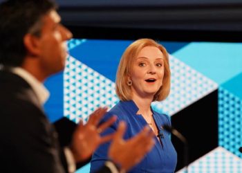 Liz Truss, in primo piano, sfuocato, Rishi Sunak (LaPresse)