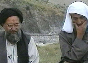 Ayman al Zawhairi (a sin.) accanto a bin Laden nel 2002 (LaPresse)