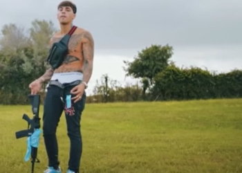 Elia 17 Baby nel videoclip del suo singolo "Rari" (YouTube)