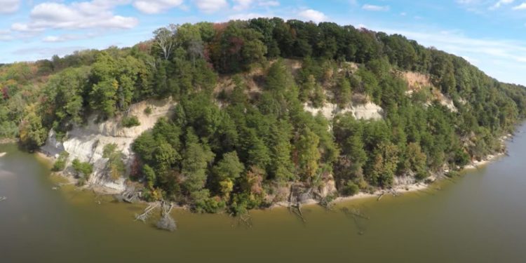 Le Fones Cliff, terra sacra della tribù indigena Rappahannock. (Youtube)