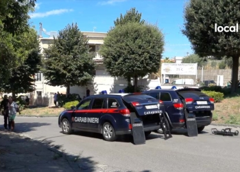 Carabinieri a Bacoli, fuori l'abitazione dell'80enne barricato (Foto: Local Team, YouTube)