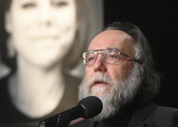 Aleksandr Dugin. Dietro di lui il ritratto della figlia Daria (LaPresse)