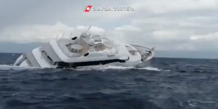 yacht affondato
