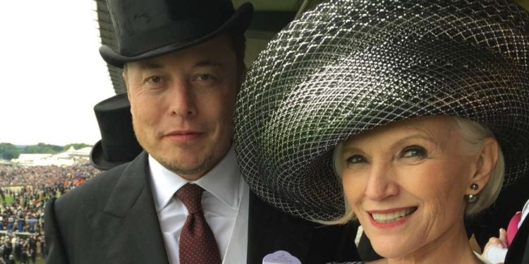 Elon Musk e la madre Maye (Instagram)