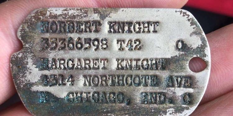 La piastrina di Norbert Knight (Foto dal web, Corriere della città)