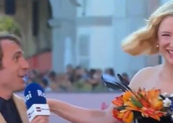 Mattia Carzaniga "travolto" da Cate Blanchett (fotogramma Twitter)