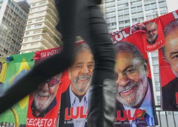 Manifesti elettorali per le presidenziali in Brasile (LaPresse)