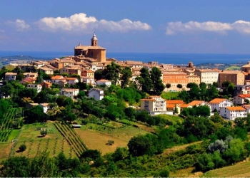 Veduta di Montecarotto (foto di Elio Sebastianelli, da Wikipedia)