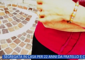 Intervista alla parrucchiera della 67enne segregata in casa (Fotogramma da La Vita in Diretta, 2022)