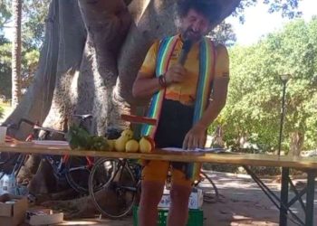 Don Fabio Carrozzina che celebra messa vestito da ciclista. (Facebook)