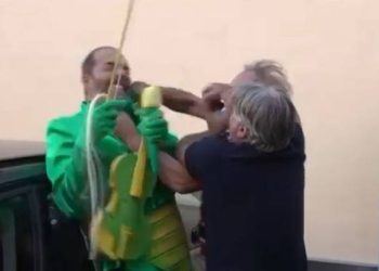 Max Laudadio picchiato durante servizio Striscia La Notizia