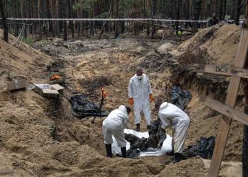 Guerra Ucraina, trovati centinaia di cadaveri in fossa comune a Izium (Foto: 2022, LaPresse)