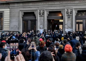 Davanti al Liceo Manzoni di Milano (LaPresse)