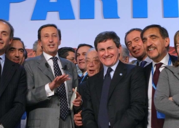 Foto di gruppo dei dirigenti di An, 2009: è l'ultimo congresso di An, prima di autoliquidarsi nel Pdl (LaPresse)