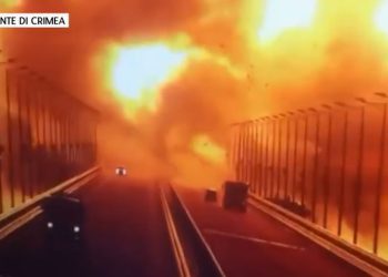 Crimea, il ponte esploso (screen da Youtube)