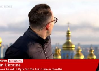 Inviato Bbc fugge da bombe a Kiev in diretta (screen da Youtube)
