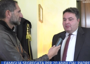 L'avvocato Enrico Matarazzo, che segue il padre della famiglia segregata in casa per 20 anni (Rai 1, diretta La Vita in Diretta)