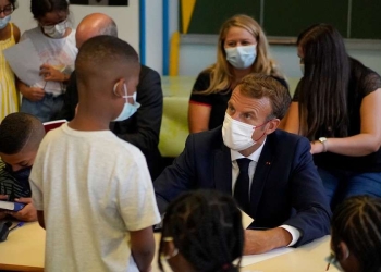 Il presidente francese Emmanuel Macron in una scuola di Marsiglia (LaPresse)