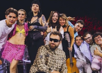 Dargen D'Amico con la sua squadra a X Factor 2022 (Immagini concesse da Sky)