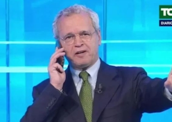 Enrico Mentana riceve la chiamata di Berlusconi in diretta su La7