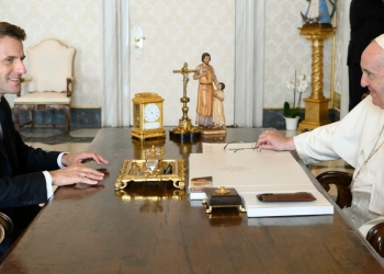 Macron da Papa Francesco