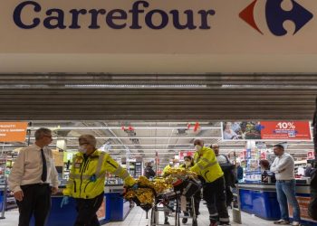 Attacco al supermercato Carrefour del centro commerciale Milanofiori (Foto: LaPresse)