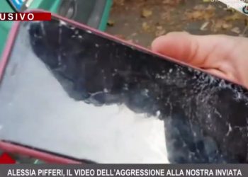 Il cellulare dell'inviata di Mattino 5 aggredita dall'ex marito di Alessia Pifferi (Rai 2, diretta Ore 14)