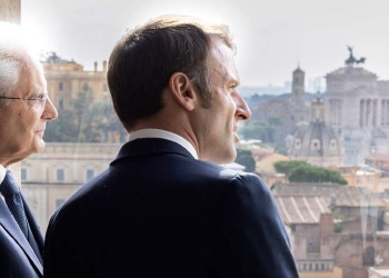 Sergio Mattarella con Emmanuel Macron (LaPresse)