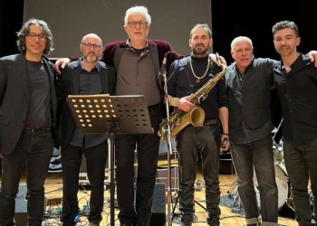 Luigi Viva (al centro) e i musicisti che hanno interpretato De André