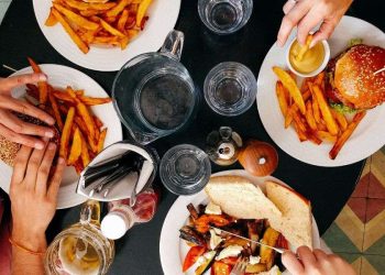 Bambini sovrappeso in Italia: il 40% mangia troppo, quarti in Europa (Pixabay)