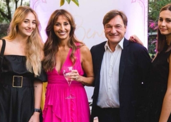 Fabio Caressa e Benedetta Parodi con le figlie Matilde ed Eleonora (instagram)