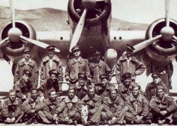 La 281esima squadriglia a Gadurrà, nel Mar Egeo (1941). V.E. Buscaglia è al centro in piedi (foto da Wikipedia)