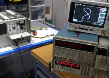 Un orologio atomico rudimentale, più piccolo di quelli usati in orbita per la Materia oscura (Youtube)