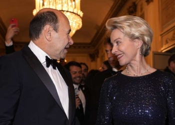 Ursula von der Leyen, presidente della Commissione Ue, alla Scala con il sovrintendente Dominique Meyer (LaPresse)