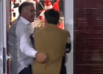 Charlie Gnocchi strattona Daniele Dal Moro (Grande Fratello Vip, 2022)