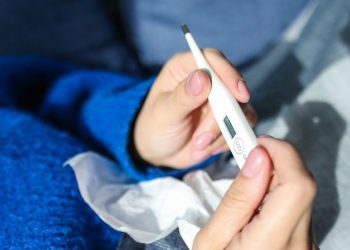 Mal di gola virale e batterico: come riconoscerlo (Pexels)