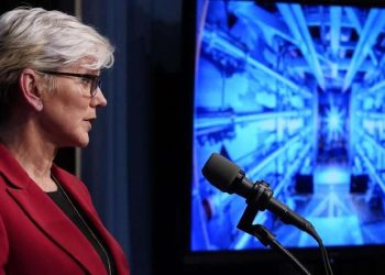 Il segretario all'Energia Usa, Jennifer Granholm, spiega l'esperimento riuscito alla stampa (LaPresse)