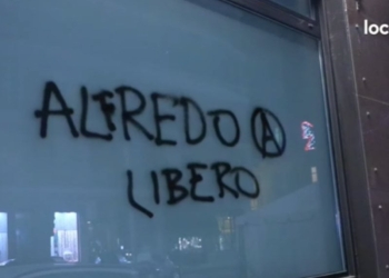 Protesta degli anarchici a Torino per Alfredo Cospito (screen dal canale YouTube di "Local Team")