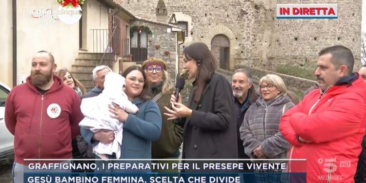 Gesù Bambino con bimba a Graffignano (Mattino5)