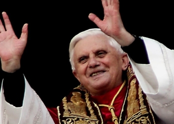 Joseph Ratzinger appena eletto papa, il 19 aprile 2005 (LaPresse)