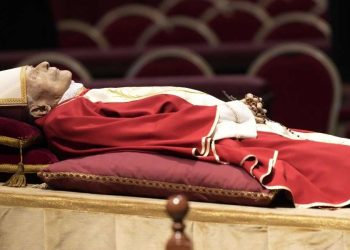 La salma di Benedetto XVI (Lapresse)