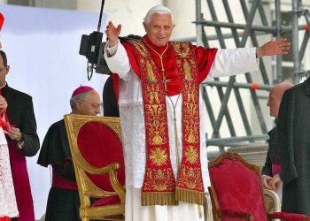 Benedetto XVI con Bertone a Genova