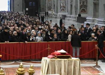 Basilica di San Pietro. In coda per l'ultimo saluto a Joseph Ratzinger (LaPresse)
