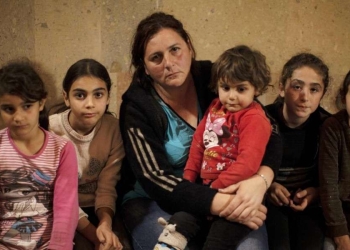 In un rifugio antiaereo a Stepanakert, nel Nagorno (LaPresse)