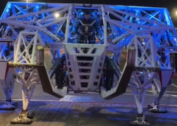 Robot buttafuori (foto: screen da Instagram)