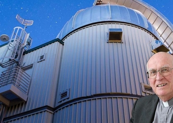 Padre George Coyne (1933-2020) e sullo sfondo il telescopio Vaticano sul Monte Graham (Arizona)