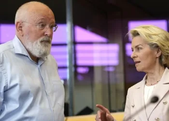 Il commissario al Green Deal Frans Timmermans (Pse) con Ursula von der Leyen, presidente della Commissione Ue (LaPresse)