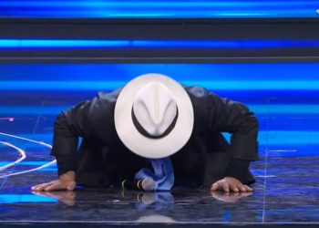 Al Bano Carrisi, flessioni sul palco a Sanremo 2023 (Rai 1)